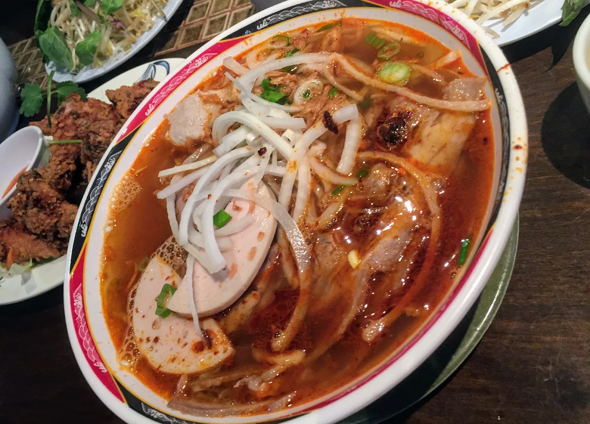 Hue-Style Beef with Thick Vermicelli 順化湯瀨粉